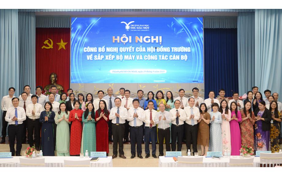 Hội nghị công bố nghị quyết về sắp xếp bộ máy và trao quyết định công tác cán bộ