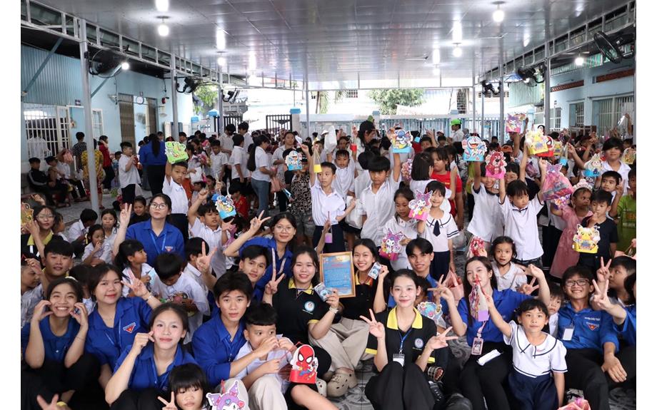 Tuổi trẻ Trường Đại học Thủ Dầu Một lan tỏa yêu thương trong mùa Trung thu 2025