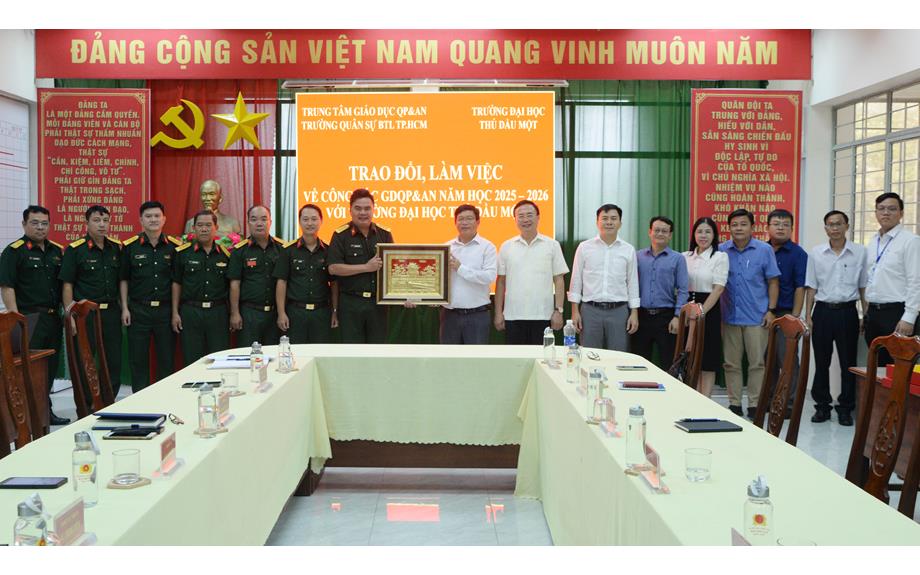 Trường Đại học Thủ Dầu Một thăm và làm việc tại Trường Quân sự Bộ Tư lệnh TP. Hồ Chí Minh