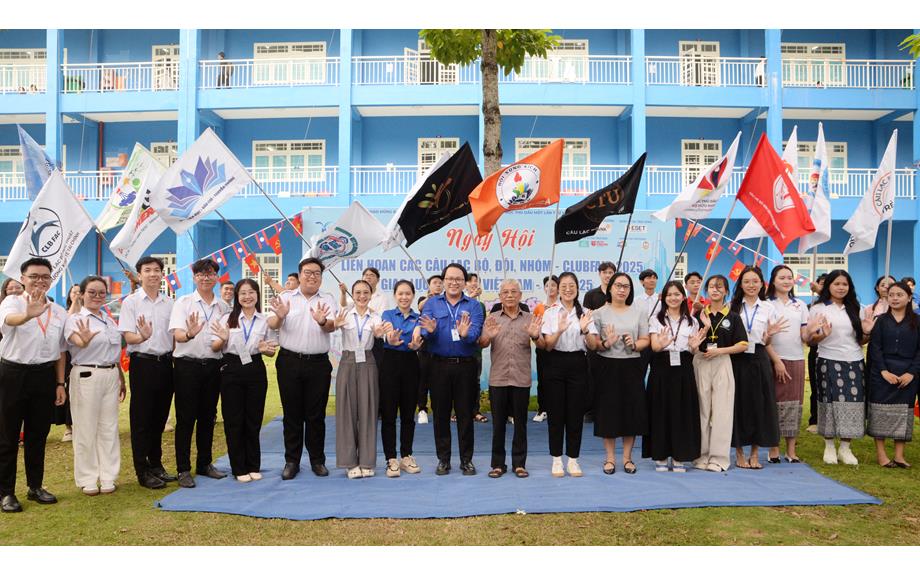Sôi động Ngày hội “Club Fair 2025” – Chạm: Kết nối – Giao lưu văn hoá Việt – Lào