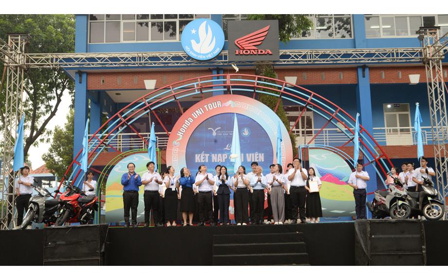 Lễ kết nạp Hội viên Hội Sinh viên Việt Nam tại Trường Đại học Thủ Dầu Một
