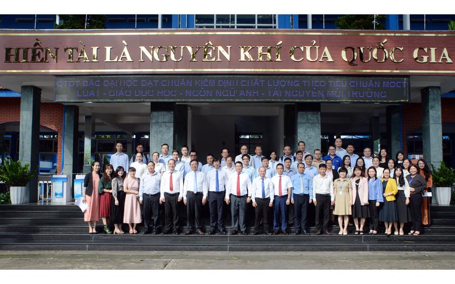 Hội nghị công bố và trao quyết định nhân sự cho các đơn vị thuộc, trực thuộc trường