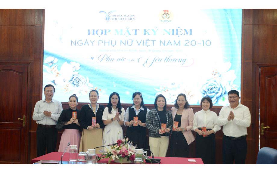 Lãnh đạo trường gặp mặt, chúc mừng ngày Phụ nữ Việt Nam 20/10