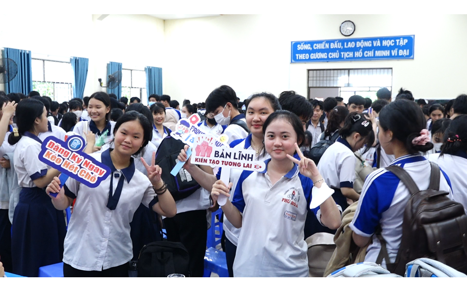 Trường Đại học Thủ Dầu Một đồng hành cùng học sinh THPT Phú Hòa định hướng nghề nghiệp tương lai
