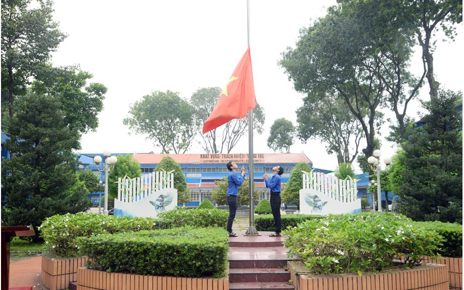 Trường Đại học Thủ Dầu Một tăng cường tuyên truyền an toàn không gian mạng trong Lễ chào cờ tháng Mười Một