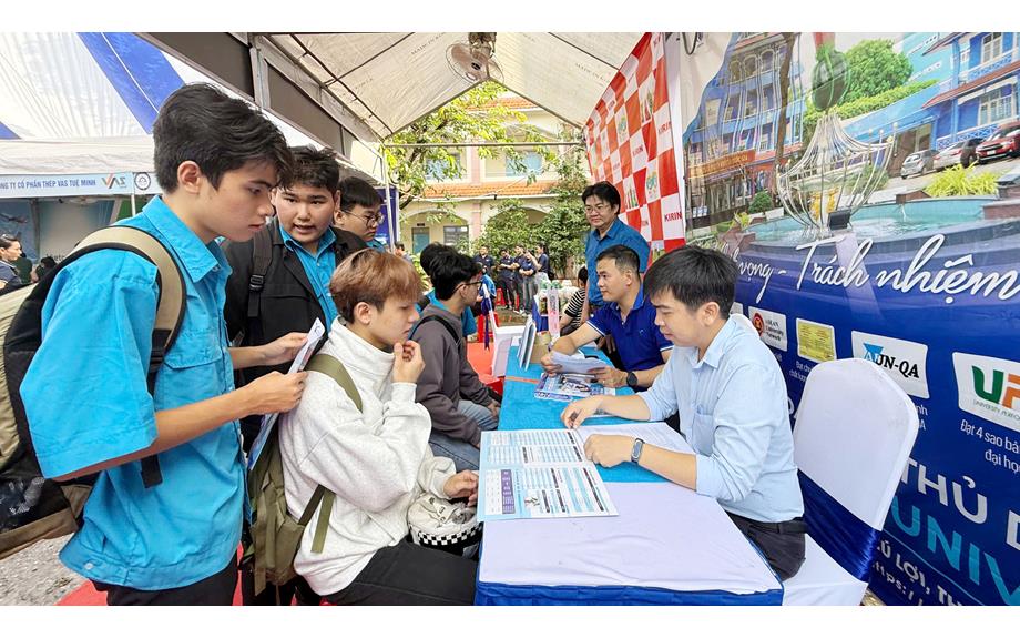 Trường Đại học Thủ Dầu Một tư vấn tuyển sinh tại Ngày hội việc làm năm 2025