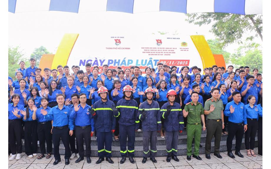 Tuổi trẻ Trường Đại học Thủ Dầu Một sôi nổi hưởng ứng Ngày Pháp luật Việt Nam 2025