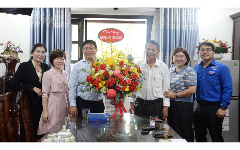 Lãnh đạo trường thăm và chúc mừng Nguyên lãnh đạo nhà trường qua các thời kỳ nhân ngày Nhà giáo Việt Nam 20/11