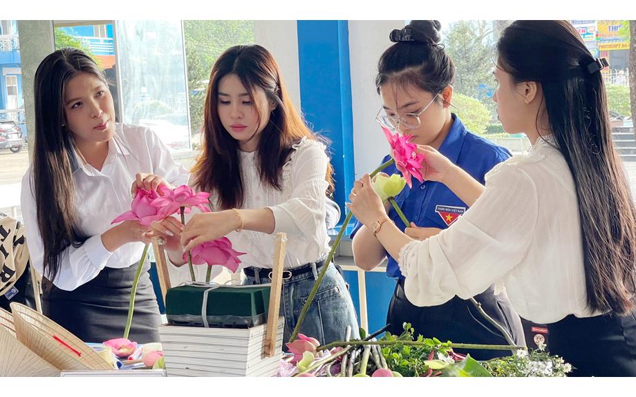 Hội thi Cắm hoa “Hương sắc tri ân”: Lan tỏa giá trị tôn sư trọng đạo trong sinh viên Trường Đại học Thủ Dầu Một