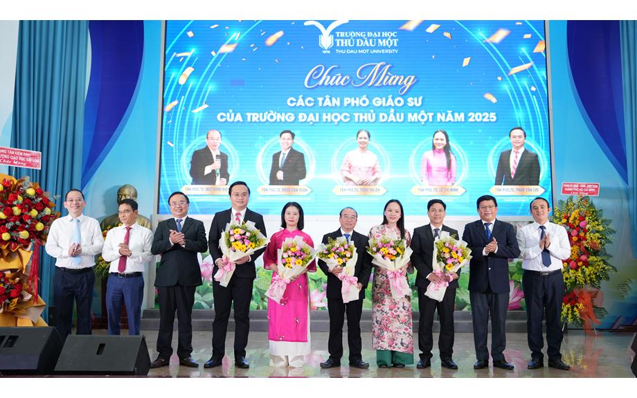 Họp mặt kỷ niệm 43 năm Ngày Nhà giáo Việt Nam: Tôn vinh Thầy Cô và vinh danh Tân Phó Giáo sư