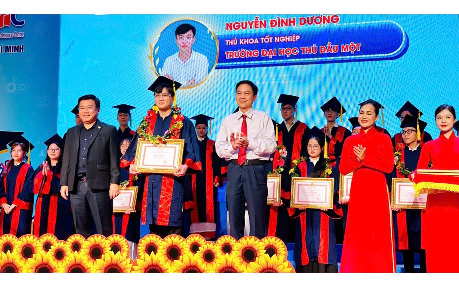 Hai sinh viên Trường Đại học Thủ Dầu Một được vinh danh Thủ khoa năm 2025