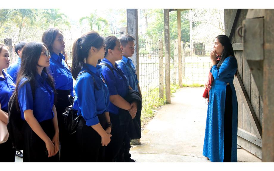 Tuổi trẻ Trường Kinh tế tài chính hành trình về nguồn tại Khu di tích Nhà tù Phú Lợi