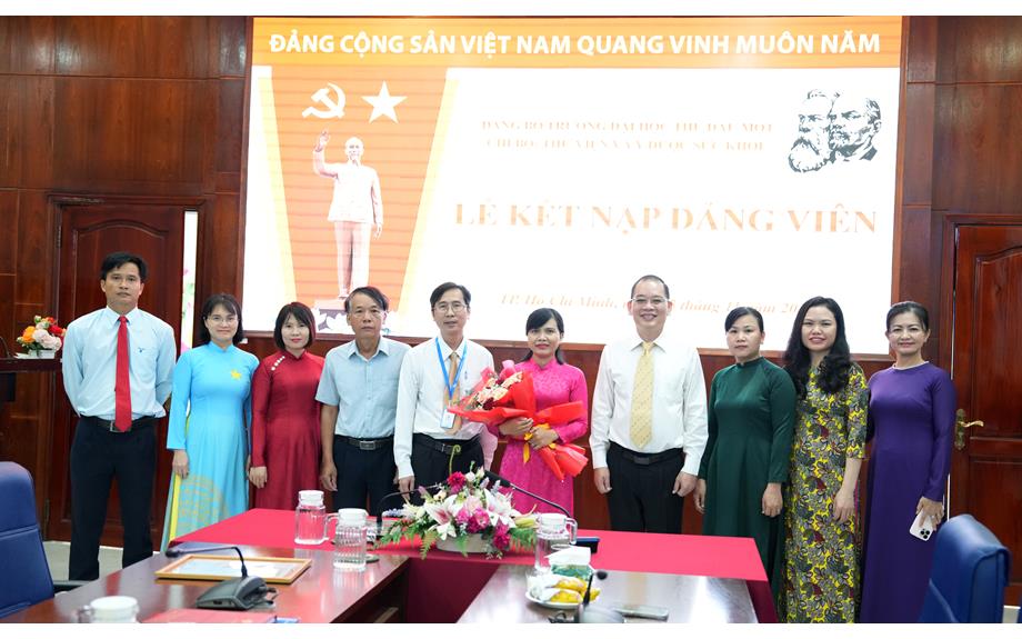 Chi bộ Thư viện và Y dược – Sức khỏe kết nạp đảng viên mới Đinh Thị Bích Lại