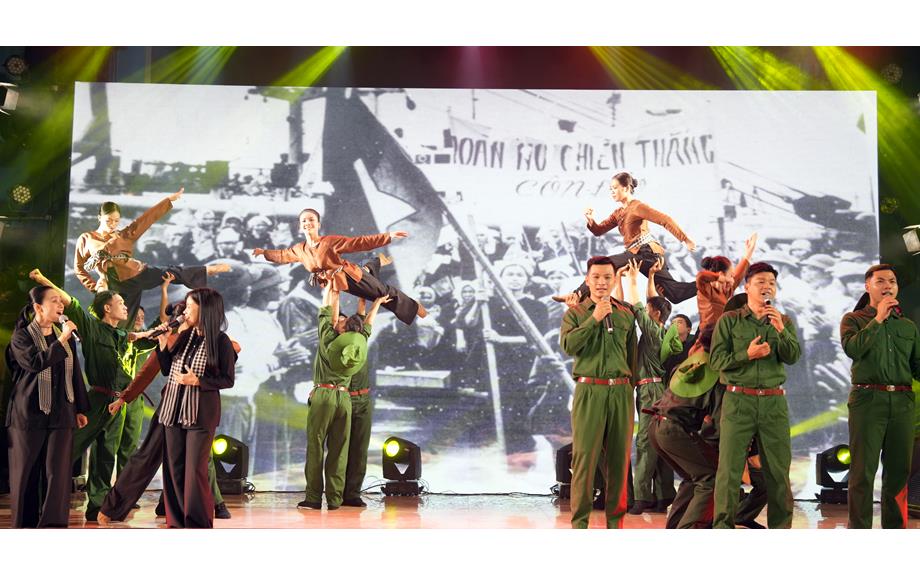 Trường Đại học Thủ Dầu Một phối hợp Nhà hát kịch TP.HCM tổ chức chương trình biểu diễn quảng bá các tác phẩm nghệ thuật học tập và làm theo lời Bác