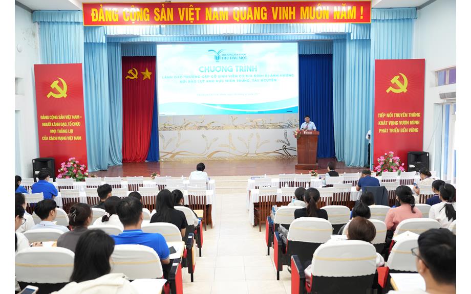 Gặp gỡ sinh viên có gia đình bị ảnh hưởng bởi bão lụt khu vực miền Trung, Tây Nguyên