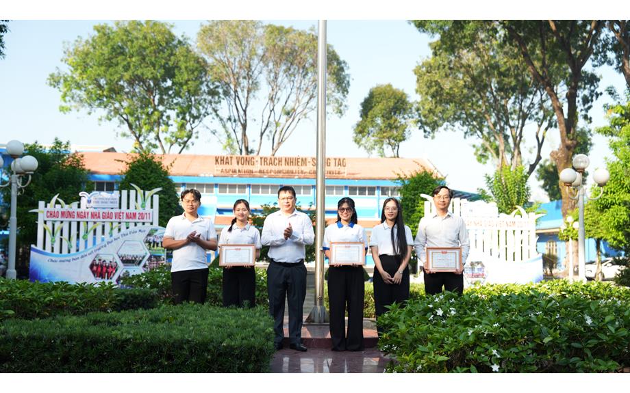 Lễ chào cờ Tháng 12: Biểu dương, khen thưởng cán bộ, giảng viên, sinh viên đạt thành tích xuất sắc