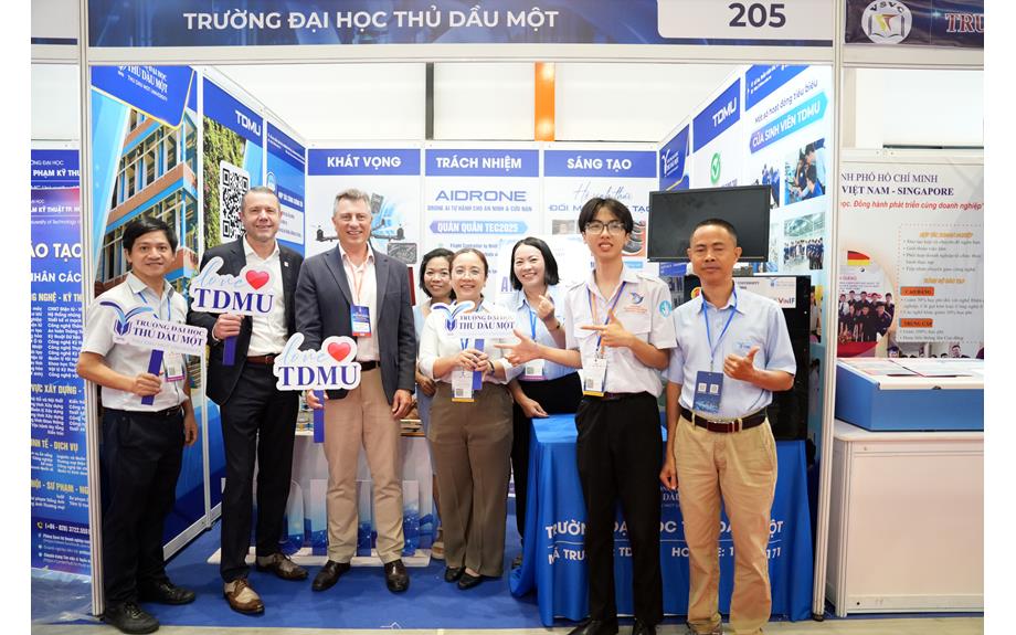 Trường Đại học Thủ Dầu Một giới thiệu sản phẩm công nghệ tại Triển lãm – Diễn đàn Công nghiệp hỗ trợ và Hội nghị kết nối cung cầu chuỗi cung ứng 2025