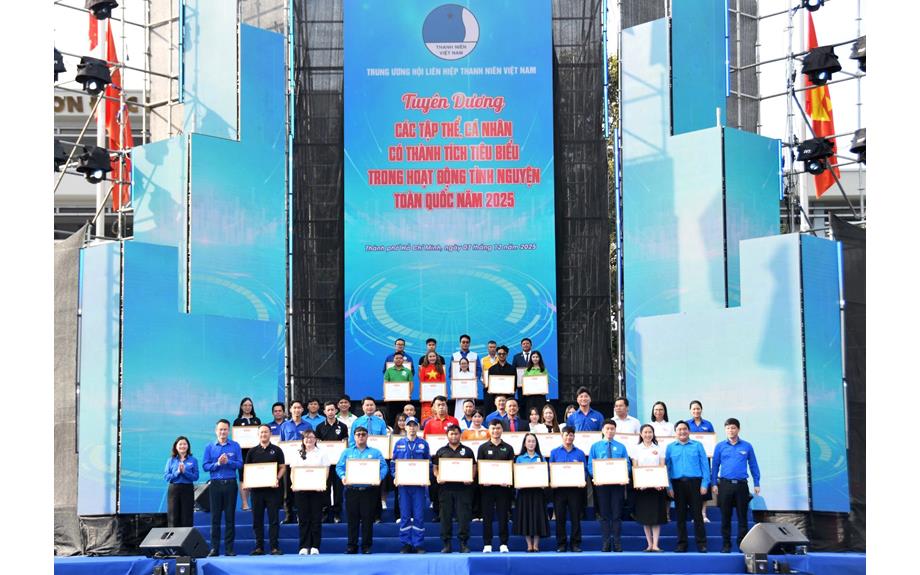Đội Xung kích Trường Đại học Thủ Dầu Một nhận hai Bằng khen cấp Trung ương và Thành phố tại Ngày hội Thanh niên Việt Nam năm 2025