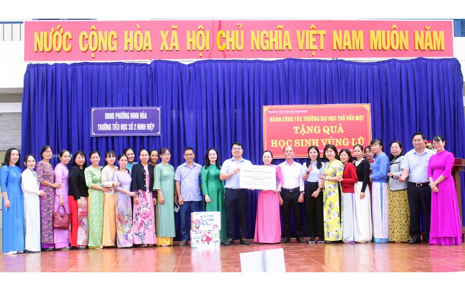 Trường Đại học Thủ Dầu Một thăm hỏi, tặng quà học sinh các trường tiểu học tại tỉnh Khánh Hòa