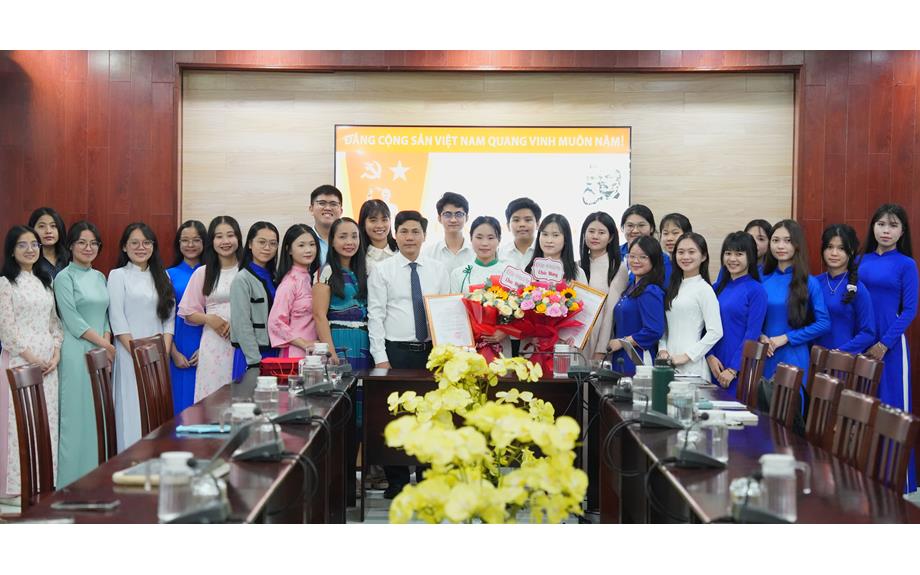 Hai sinh viên ưu tú vinh dự đứng vào hàng ngũ Đảng