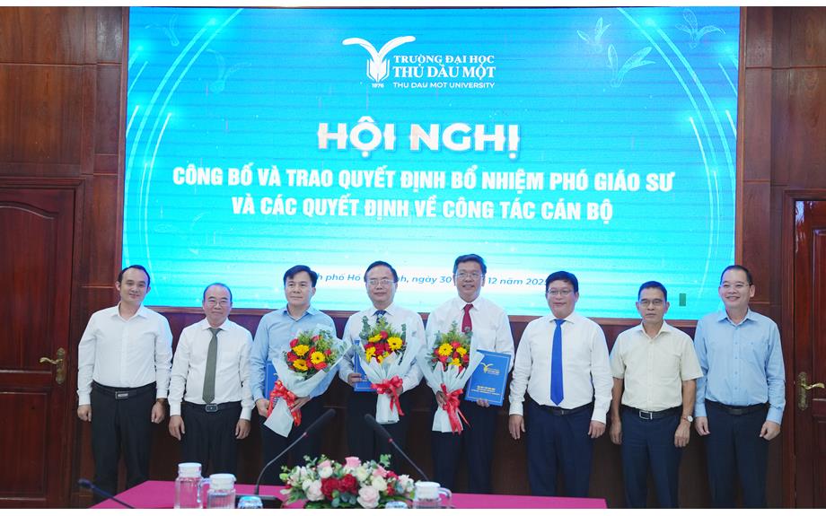 Trường Đại học Thủ Dầu Một công bố các quyết định nhân sự lãnh đạo và bổ nhiệm chức danh Phó Giáo sư