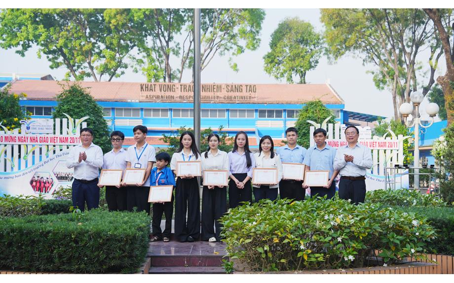 Lễ chào cờ tháng 1/2026: Tuyên dương thành tích nổi bật của cán bộ, giảng viên, sinh viên và triển khai nhiệm vụ đầu năm mới