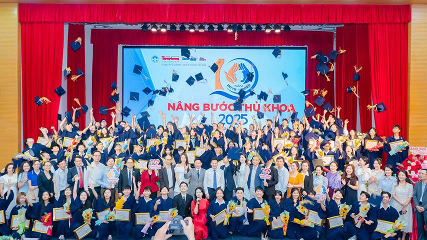 Chúc mừng 04 sinh viên Trường Đại học Thủ Dầu Một nhận học bổng “Nâng bước thủ khoa” năm 2025