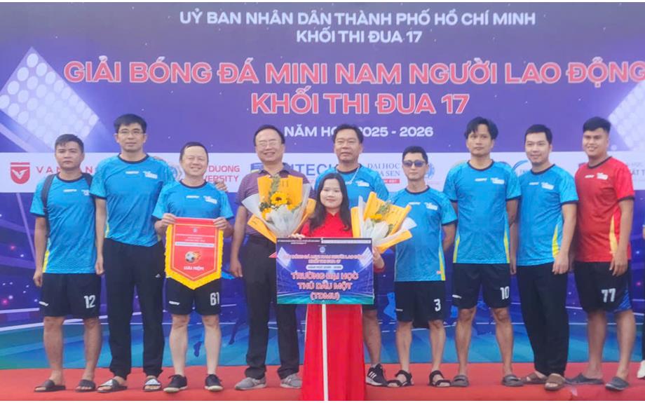 Trường Đại học Thủ Dầu Một tích cực tham gia Giải bóng đá mini nam người lao động Khối thi đua 17