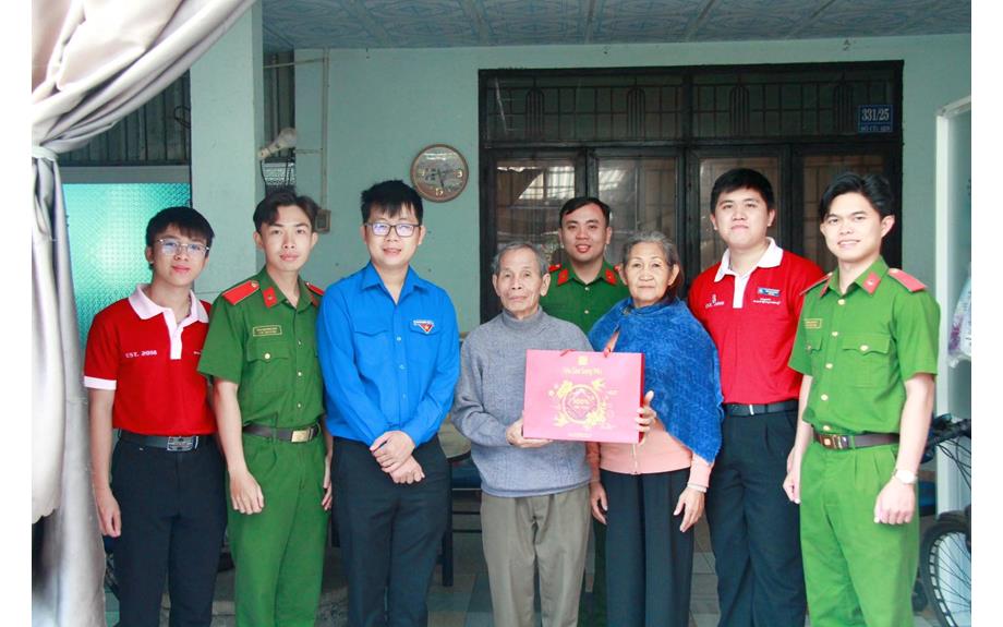 Nắng xuân gieo sắc: Hành trình tri ân đầy ý nghĩa của CLB Kỹ năng Sư phạm