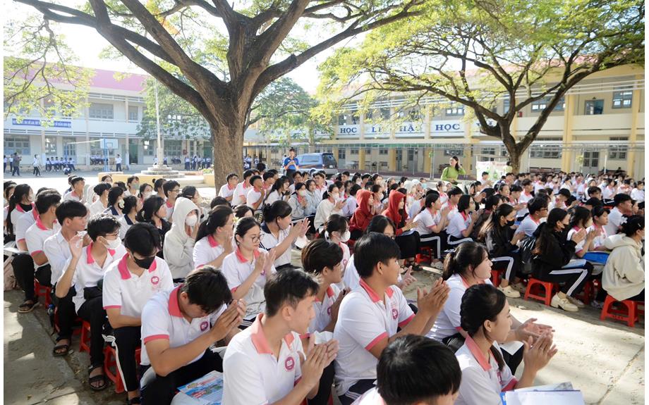 TDMU Tour 2026 tại các trường THPT khu vực Bến Tre (cũ): Đồng hành cùng học sinh vững vàng chọn ngành, tự tin bước vào tương lai