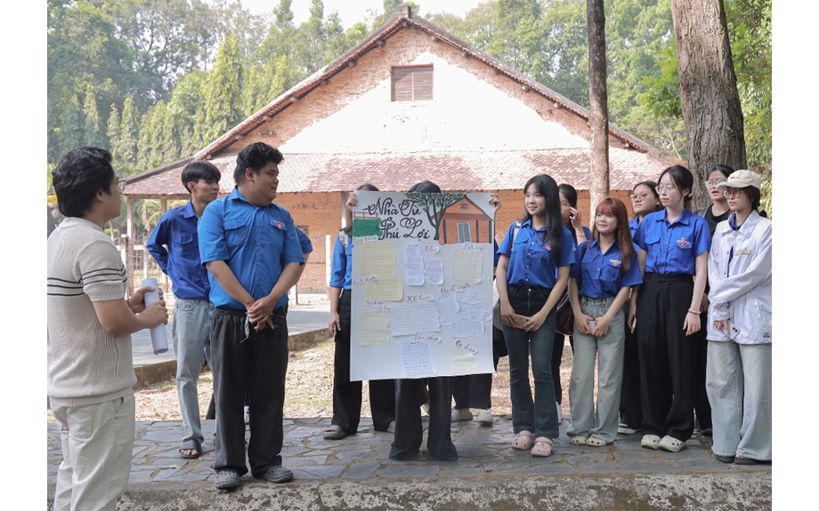 Sinh viên rèn kỹ năng làm việc nhóm qua hoạt động về nguồn tại Khu di tích Nhà tù Phú Lợi
