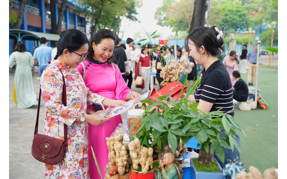 Phiên chợ Tết “Ngựa ô đón Tết – Rước lộc về dinh”