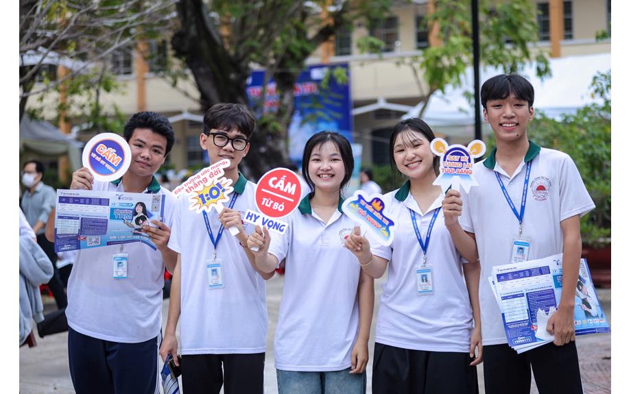 Hơn 1.500 học sinh Tiền Giang (cũ) tham gia tư vấn tuyển sinh cùng Trường Đại học Thủ Dầu Một