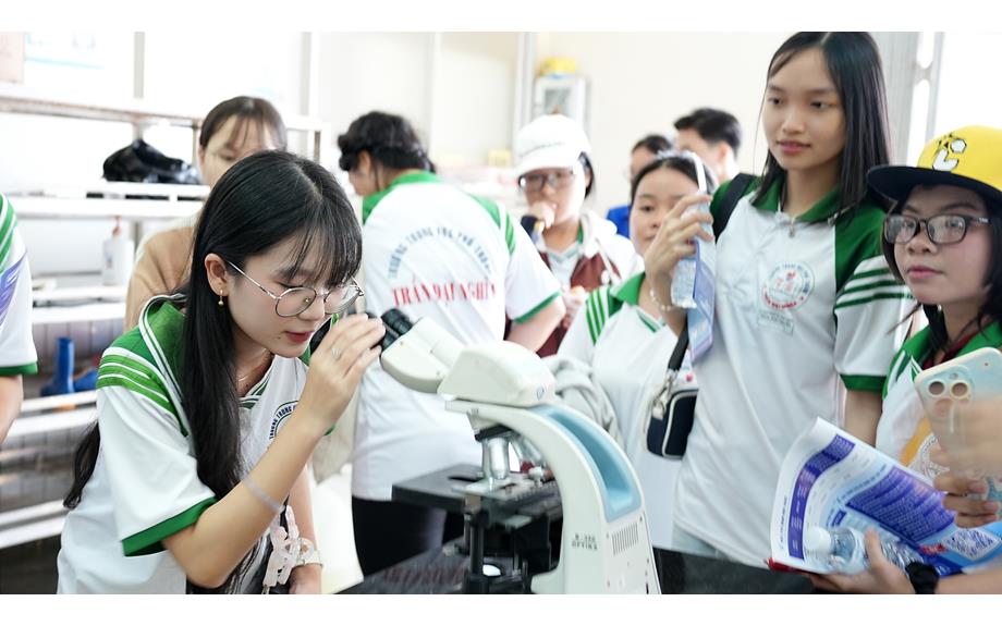 Hơn 400 học sinh Trường THPT Trần Đại Nghĩa tham quan, trải nghiệm tại Trường Đại học Thủ Dầu Một