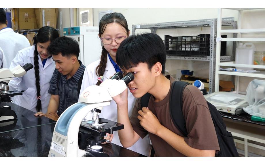 Học sinh Trường THPT Phước Vĩnh tham quan, trải nghiệm tại Trường Đại học Thủ Dầu Một