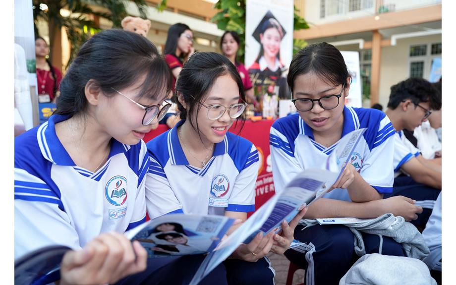 Trường Đại học Thủ Dầu Một tư vấn tuyển sinh và trao học bổng cho học sinh Trường THPT Phú Mỹ