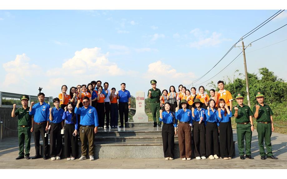 Sinh viên Trường Đại học Thủ Dầu Một tham gia chương trình "Nghĩa tình biên giới"
