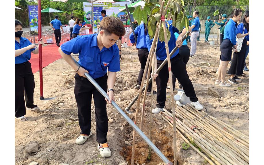 Tuổi trẻ Trường Đại học Thủ Dầu Một ra quân Ngày Chủ nhật xanh lần thứ 165 