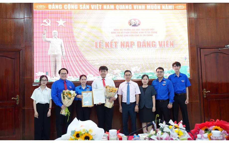 Sinh viên Lê Phúc Tiến vinh dự được kết nạp Đảng đúng dịp 26/3