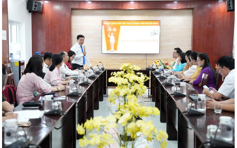 Chi bộ Công nghệ xanh và bền vững kết nạp đảng viên mới