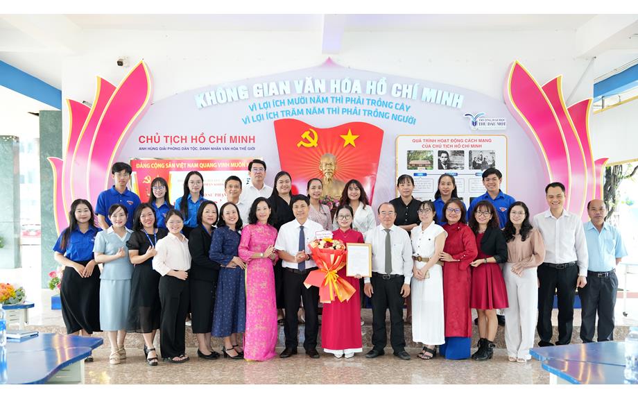 Sinh viên Trần Thị Ngọc Châu vinh dự đứng vào hàng ngũ Đảng