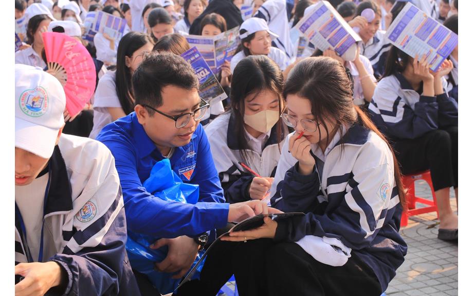 Tuổi trẻ Trường Đại học Thủ Dầu Một đồng hành cùng học sinh Hà Tĩnh trong tư vấn tuyển sinh và trao học bổng