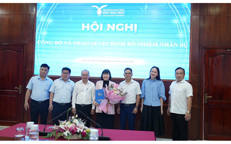 Trường Luật và Quản lý trao quyết định bổ nhiệm cán bộ lãnh đạo chương trình đào tạo