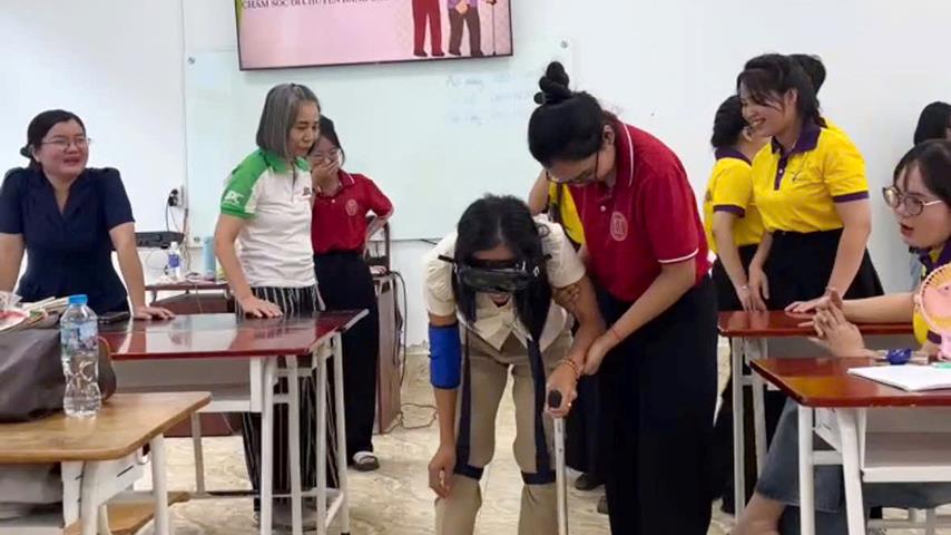 “Hóa thân” để thấu cảm: Sinh viên Công tác xã hội trải nghiệm chăm sóc người cao tuổi