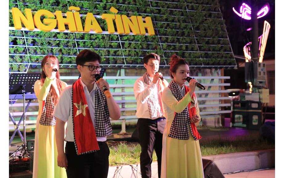 Phố đi bộ Bạch Đằng rực rỡ sắc màu nghệ thuật cùng sinh viên TDMU