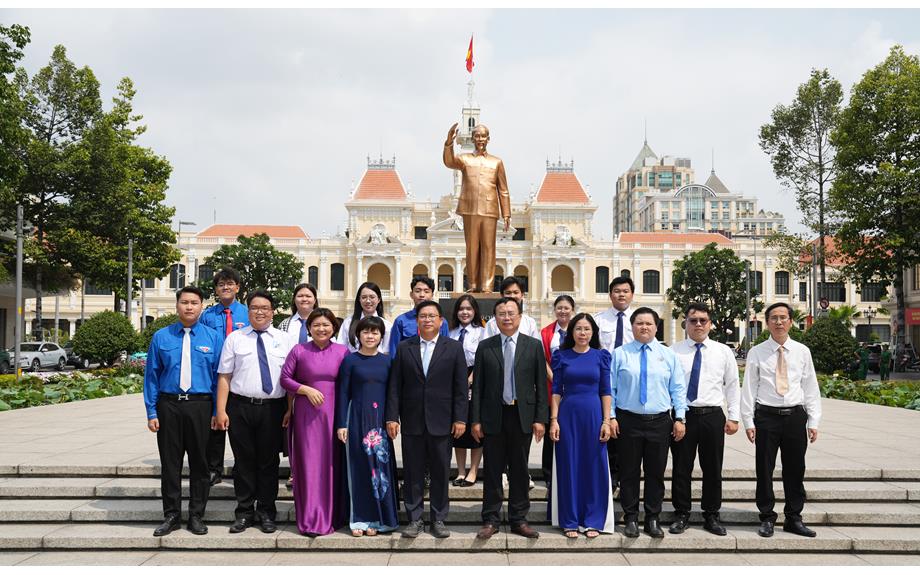 Trường Đại học Thủ Dầu Một dâng hương tưởng niệm các anh hùng liệt sĩ nhân kỷ niệm 51 năm Ngày Giải phóng miền Nam, thống nhất đất nước