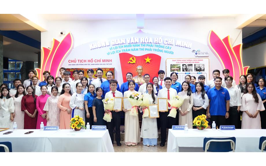 Bốn sinh viên ưu tú Trường Đại học Thủ Dầu Một vinh dự đứng vào hàng ngũ của Đảng 
