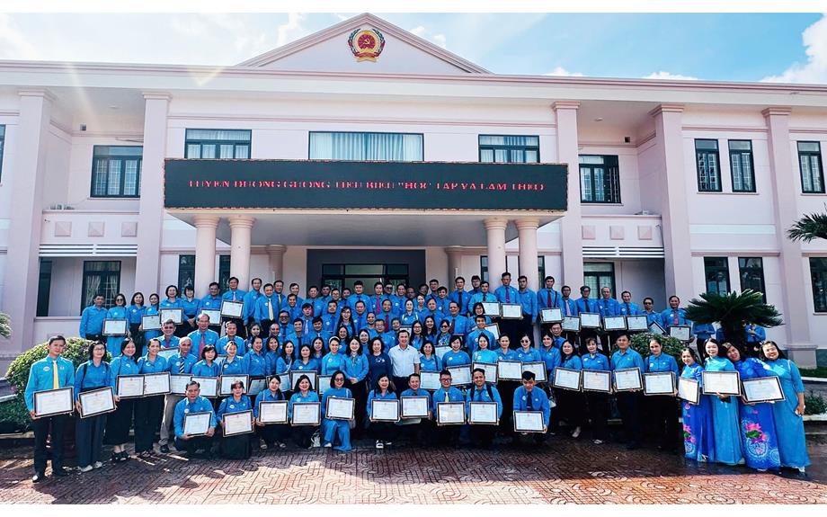 Trường Đại học Thủ Dầu Một được tuyên dương điển hình tiên tiến trong học tập và làm theo tư tưởng, đạo đức, phong cách Hồ Chí Minh