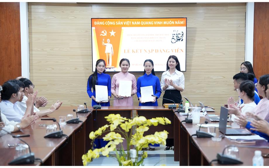 Sinh viên Khoa Sư phạm vinh dự đứng vào hàng ngũ của Đảng