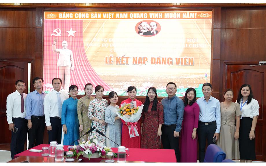 Giảng viên Nguyễn Thị Hoàng Oanh vinh dự đứng vào hàng ngũ của Đảng